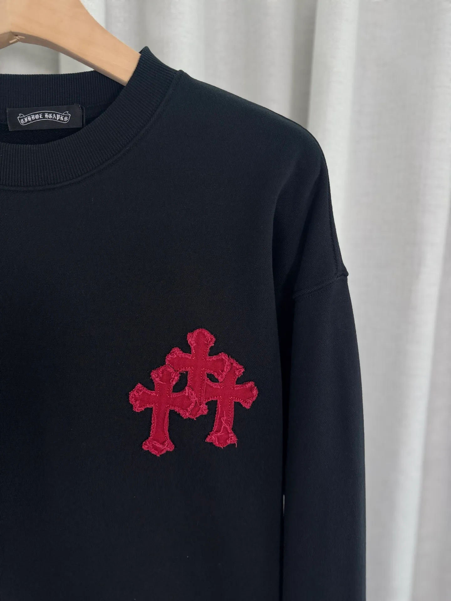 P260 top version, real shot without P, ​​different from market currency) 𝗖𝗵𝗿𝗼𝗺𝗲 𝗛𝗲𝗮𝗿𝘁𝘀/Cro Heart 2025 washed patch embroidery autumn and winter new original single counter American laser burnt 3D three-dimensional color embroidered couple casual sweatshirt 👑The highest version! Customized fabric 420g tripe terry fabric! American acid-washed and distressed original fabric laser burnt ✟appliqué embroidery and exquisite embroidery of letters! The best-selling model in the counter, very comfortable to wear. Accessories: original molded and authenticated collar label➕100% silk wash label. Genuine purchase-grade original hangtag➕matching hanging rope➕3D hanging beads➕original packaging bag. Craftsmanship: The original version has consistent wiring! The highest version of the armhole matching technique! Color: White Black Size: S M L XL Style: 25-325